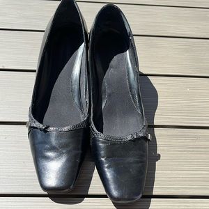 Easy spirit black heels. Squared toe